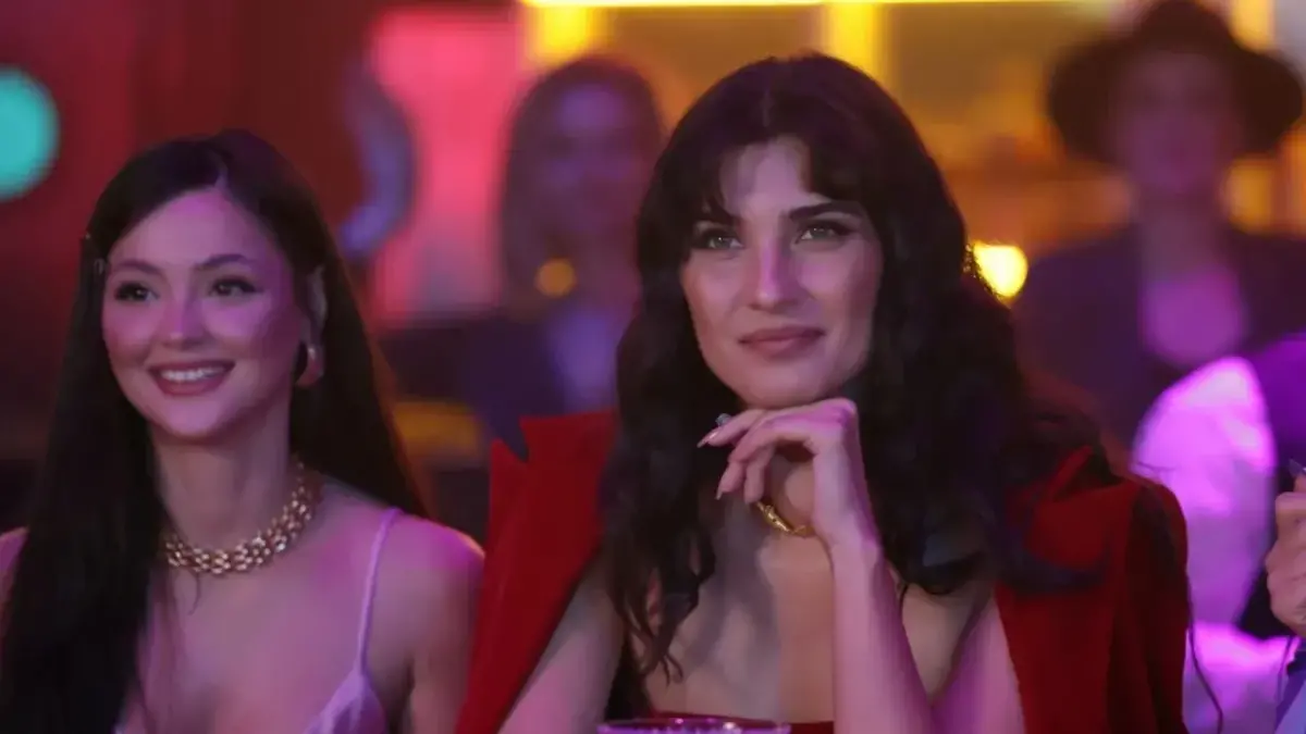 Sultana Filmi Galasında Tuba Büyüküstün ve Derya Pınar Ak Arasında Gergin Anlar Yaşandı