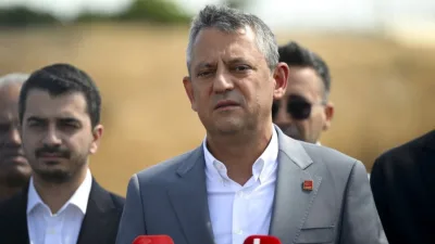 Özgür Özel İzmir'de Yeni Siyaset Vurgusuyla Parti Tartışmalarını Canlandırdı - Gündem Haberleri