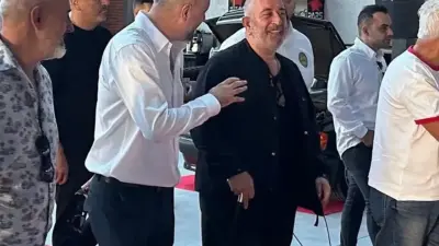 Cem Yılmaz Kalp Krizi Tedavisi Sonrası Baston Kullanmaya Başladı