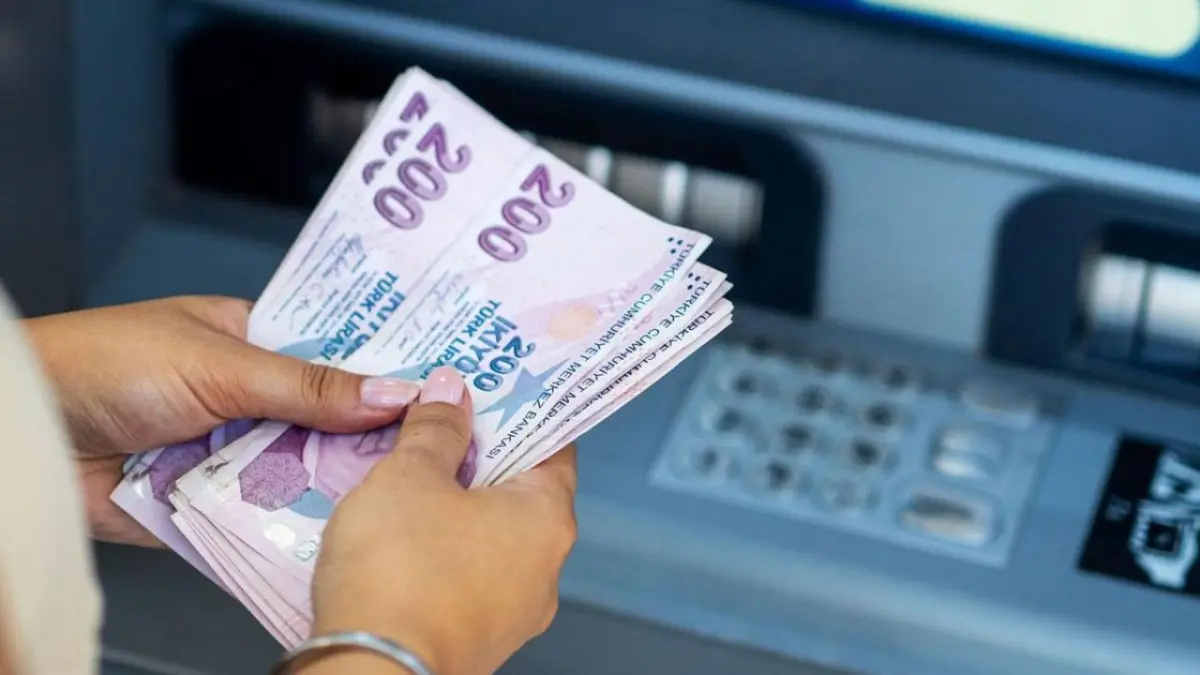 Küçük Banknotlar ATM'lerden Kaldırılıyor: Nakit Çekimde Yeni Dönem Başladı