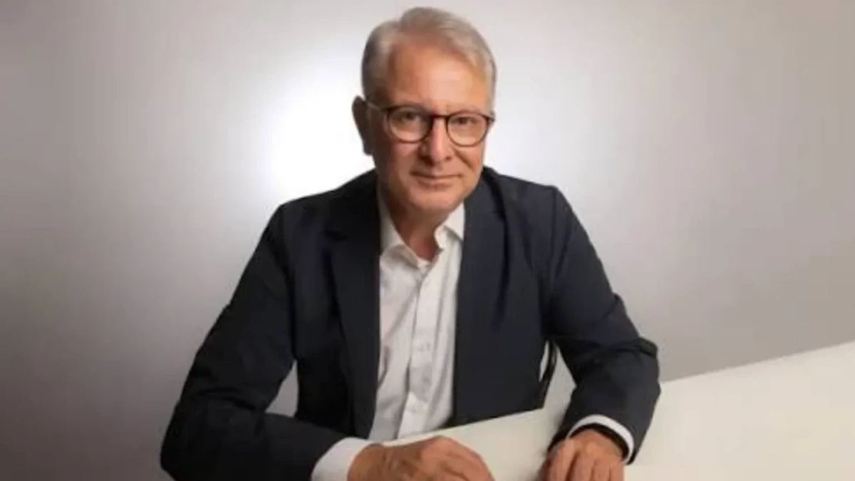 Yekta Kopan: yazar, sunucu ve seslendirme sanatçısının çok yönlü kariyeri