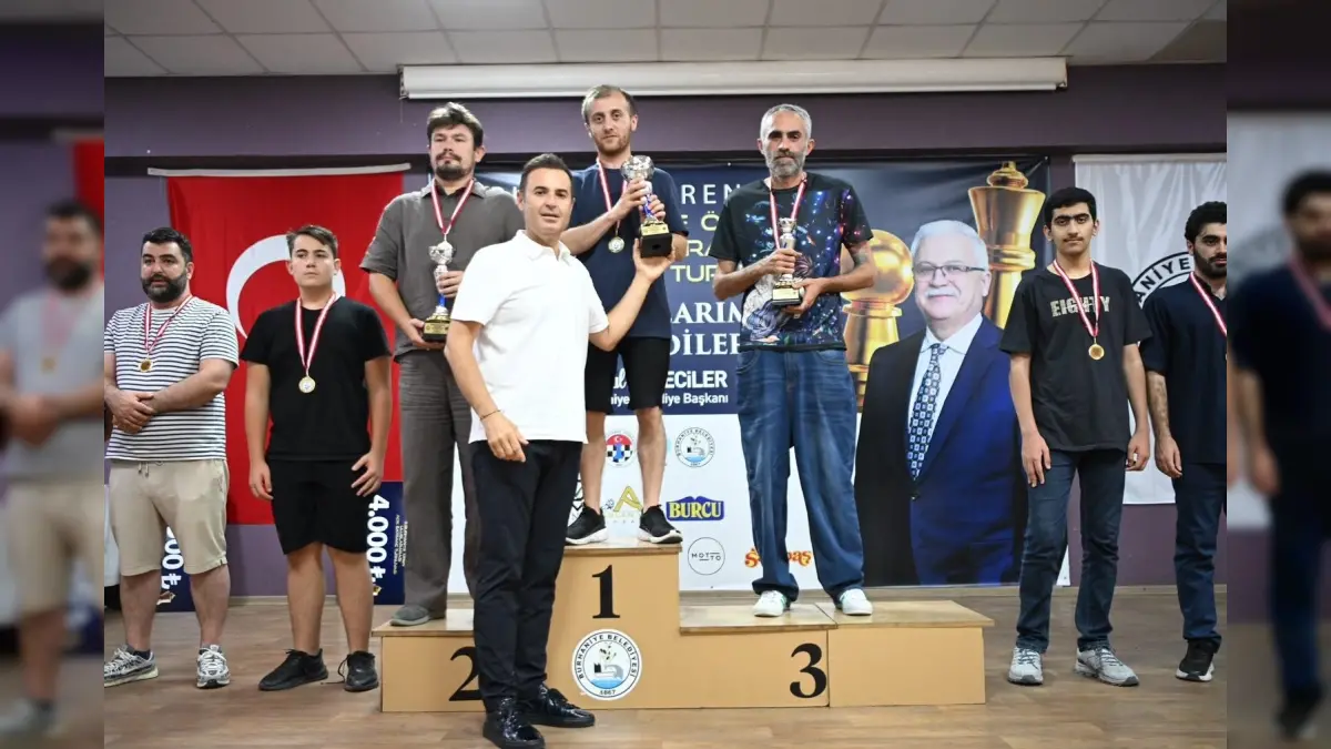 Uluslararası Burhaniye Satranç Turnuvası Ödül Töreni'nde Başkan Akın Yer Aldı