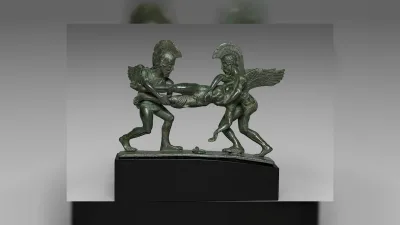 Etrüsk Tunç Heykelciği Troya Savaşı'nda Zeus'un Oğlunu Taşıyan Tanrıları Betimliyor
