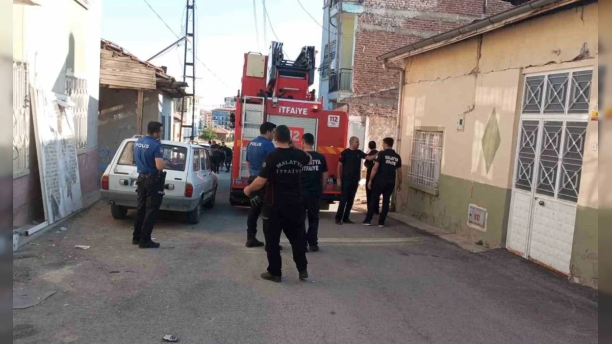 Malatya depremi: Battalgazi'de 5 büyüklüğündeki sarsıntı bir evin duvarını yıktı